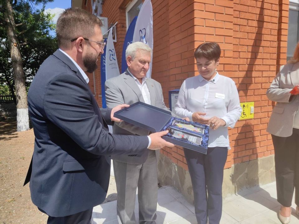 Николай Михайлов: 14 августа вместе с Председателем Старобешевского муниципального совета Дмитрием Блиновым и заместителем генерального директора ООО «Энергосбыт Донецк» Дианой Орловой торжественно открыли Центр обслуживания... Николай Михайлов: 14 августа вместе с Председателем Старобешевского муниципального совета Дмитрием Блиновым и заместителем генерального директора ООО «Энергосбыт Донецк» Дианой Орловой торжественно открыли Центр обслуживания...