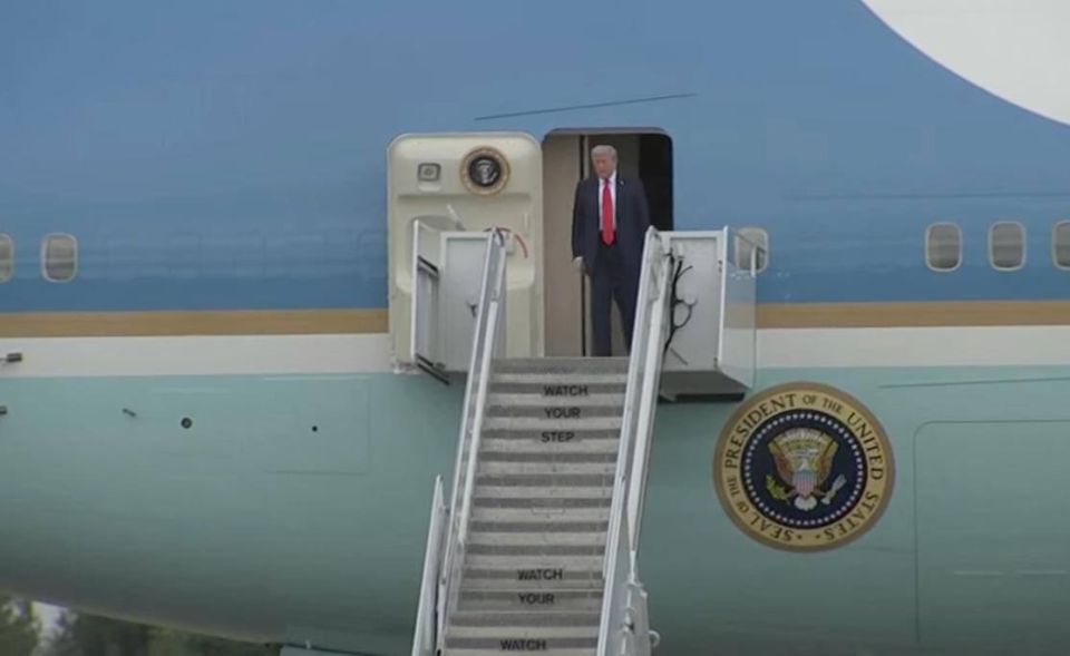 Аляска 2025 начало: Путин и Трамп одновременно спускаются по трапам из своих самолетов Аляска 2025 начало: Путин и Трамп одновременно спускаются по трапам из своих самолетов