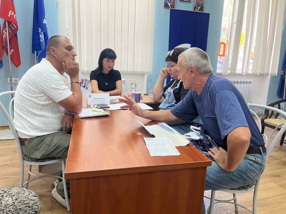 Сегодня заместитель главы Администрации муниципального образования городского округа Харцызск Юлия Михайленко провела прием граждан в общественной приемной партии «Единая Россия» Сегодня заместитель главы Администрации муниципального образования городского округа Харцызск Юлия Михайленко провела прием граждан в общественной приемной партии «Единая Россия»