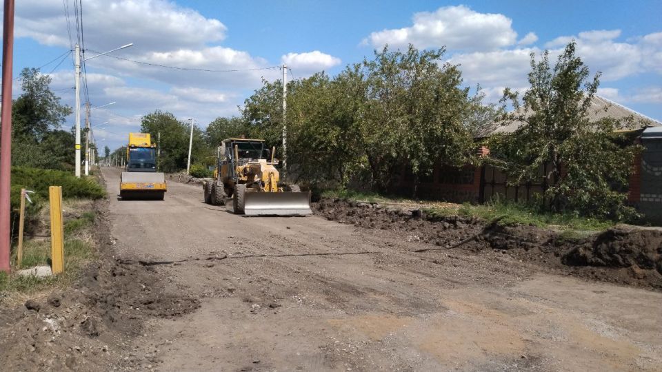 Работы на ул. Донецкой в Волновахе идут согласно графику Работы на ул. Донецкой в Волновахе идут согласно графику