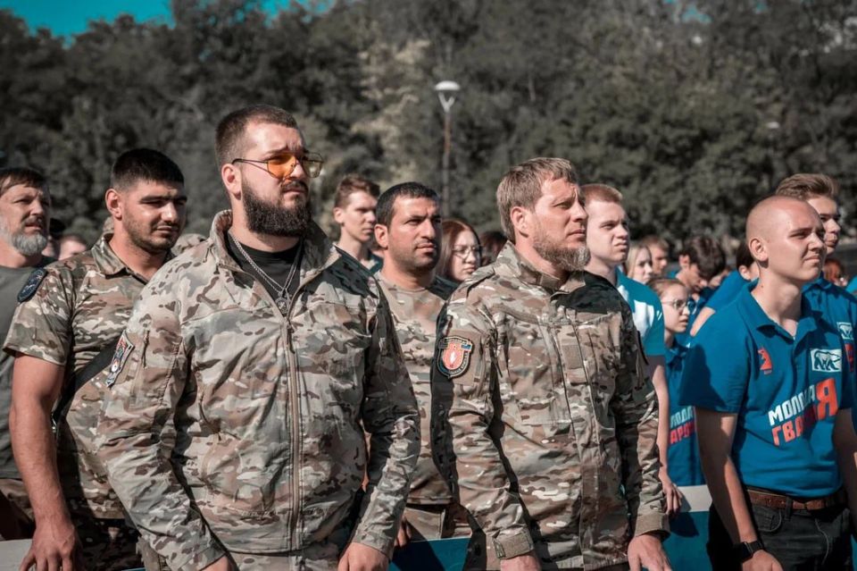 В Донецке прошел флешмоб в знак дружбы между Россией и Северной Кореей, в котором приняли участие порядка 300 активистов В Донецке прошел флешмоб в знак дружбы между Россией и Северной Кореей, в котором приняли участие порядка 300 активистов