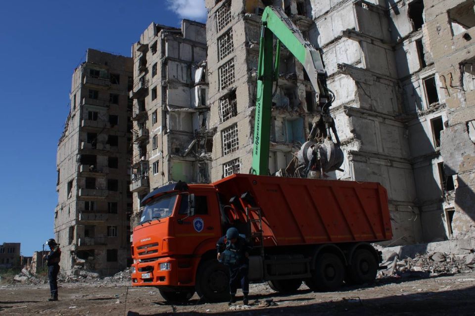 «Широкая дорога домой»: сотрудники МЧС России по ДНР разминируют освобожденную Красногоровку «Широкая дорога домой»: сотрудники МЧС России по ДНР разминируют освобожденную Красногоровку