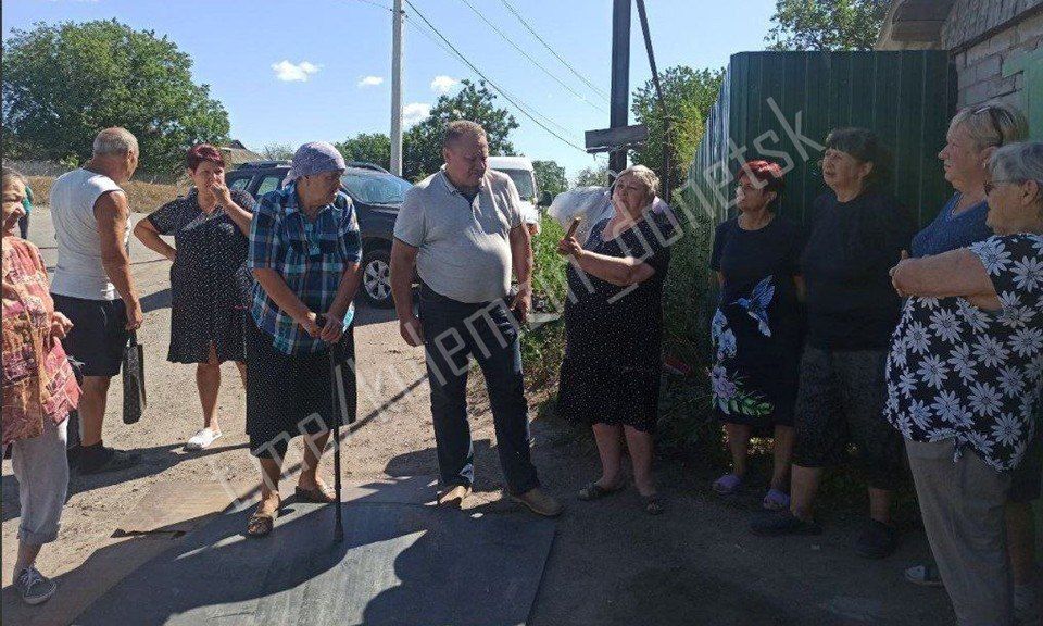 В Донецке продолжаются встречи с жителями, на которых обсуждаются волнующие вопросы: В Донецке продолжаются встречи с жителями, на которых обсуждаются волнующие вопросы: