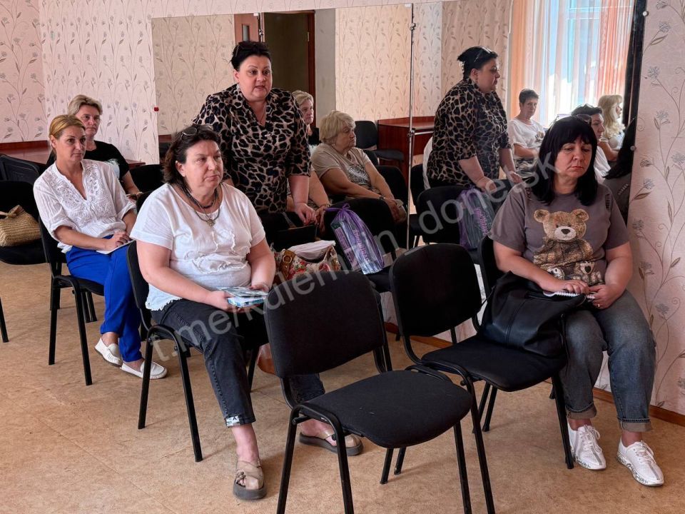 По поручению Главы ДНР Дениса Пушилина заместитель главы администрации – директор Департамента финансов администрации городского округа Донецк провел встречу с трудовым коллективом Централизованной бухгалтерии учреждений... По поручению Главы ДНР Дениса Пушилина заместитель главы администрации – директор Департамента финансов администрации городского округа Донецк провел встречу с трудовым коллективом Централизованной бухгалтерии учреждений...