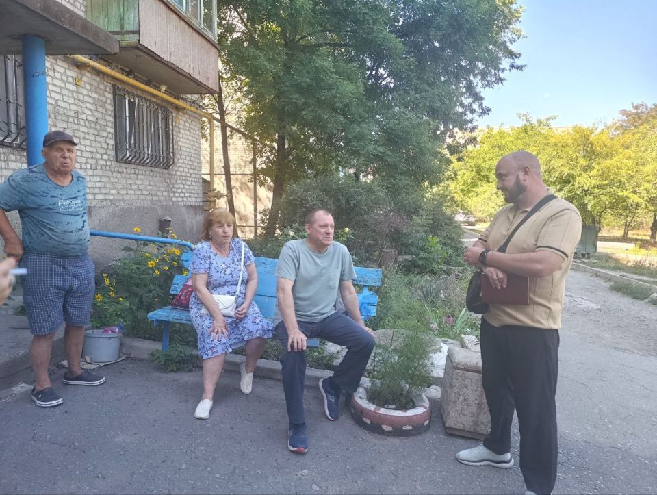 14 августа в Червоногвардейском районе депутат Макеевского городского совета Сергей Щетинин провел встречу с жителями жилого массива Горького во дворе д. 73 по улице Кронштадтской 14 августа в Червоногвардейском районе депутат Макеевского городского совета Сергей Щетинин провел встречу с жителями жилого массива Горького во дворе д. 73 по улице Кронштадтской
