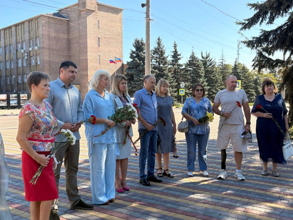 Александр Пеняев: Сегодня мы возложили цветы к стеле памятного знака «Ясиноватая – Город воинской славы» Александр Пеняев: Сегодня мы возложили цветы к стеле памятного знака «Ясиноватая – Город воинской славы»
