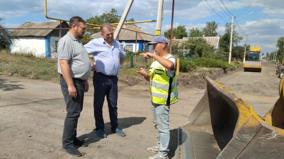 Работы на ул. Донецкой в Волновахе идут согласно графику Работы на ул. Донецкой в Волновахе идут согласно графику