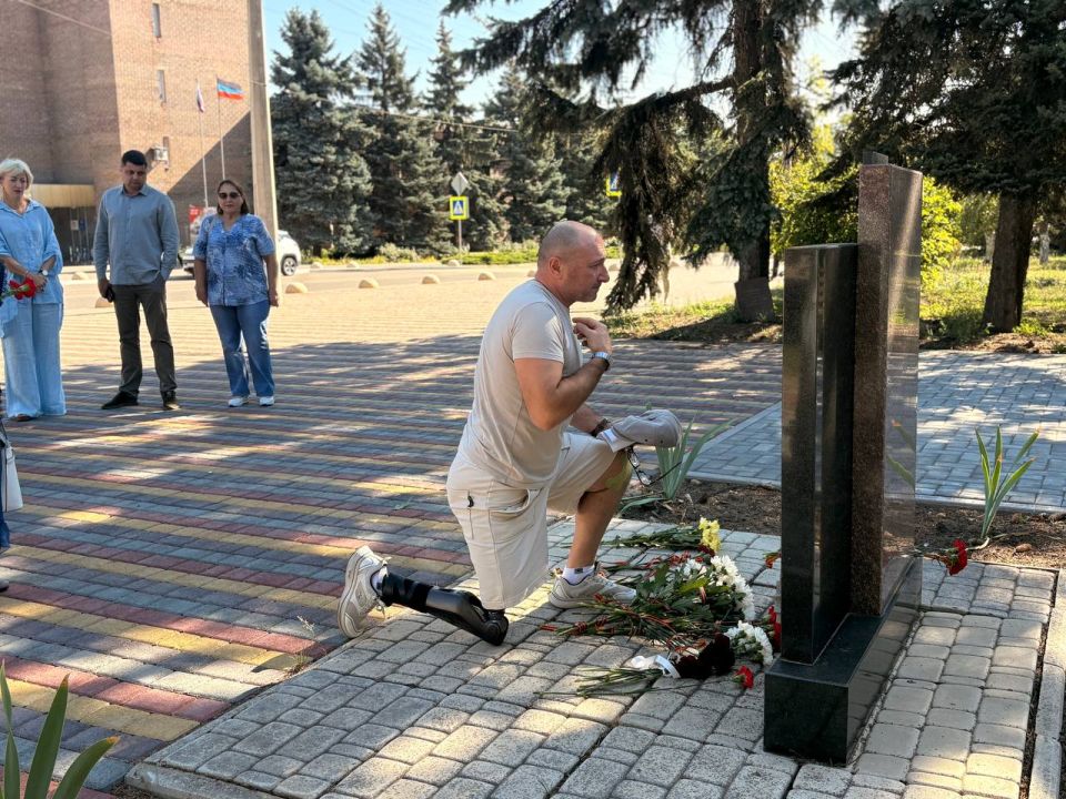 Александр Пеняев: Сегодня мы возложили цветы к стеле памятного знака «Ясиноватая – Город воинской славы» Александр Пеняев: Сегодня мы возложили цветы к стеле памятного знака «Ясиноватая – Город воинской славы»