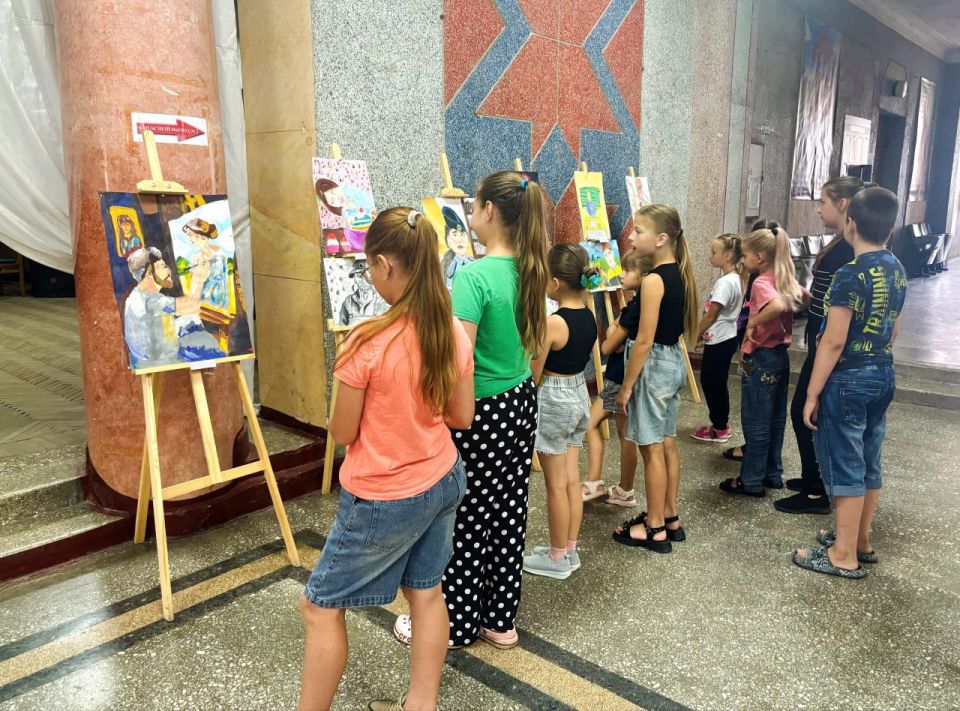 Выставка рисунков "Все профессии важны" Выставка рисунков "Все профессии важны"