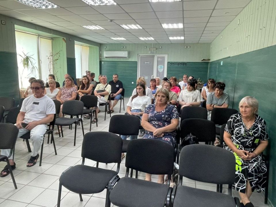 Заместитель Председателя Народного Совета ДНР Николай Сытов вместе с руководителем фракции КПРФ в Народном Совете ДНР Борисом Литвиновым встретились с жителями Мангуша Заместитель Председателя Народного Совета ДНР Николай Сытов вместе с руководителем фракции КПРФ в Народном Совете ДНР Борисом Литвиновым встретились с жителями Мангуша