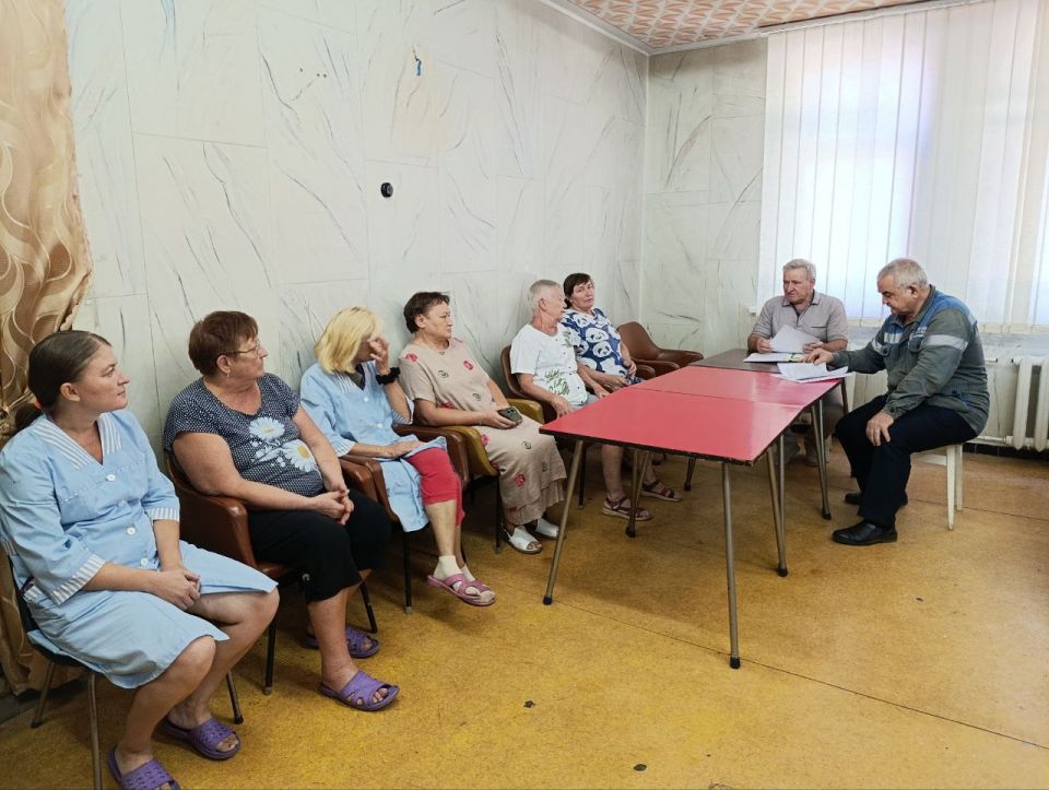 Глава муниципального образования Старобешевский муниципальный округ Николай Михайлов совместно с начальником ЖКО Николаем Тыриковым посетили спортивный комплекс "Энергетик" им. В.А. Шевченко, где состоялось обсуждение... Глава муниципального образования Старобешевский муниципальный округ Николай Михайлов совместно с начальником ЖКО Николаем Тыриковым посетили спортивный комплекс "Энергетик" им. В.А. Шевченко, где состоялось обсуждение...