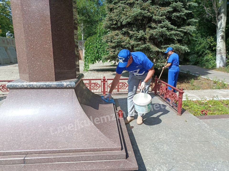 «Чистый обелиск». Сегодня, в рамках проекта партии «Единая Россия» «Историческая память» состоялась традиционная патриотическая акция «Чистый обелиск». Сотрудники Управы Калининского района администрации Донецк выполнили... «Чистый обелиск». Сегодня, в рамках проекта партии «Единая Россия» «Историческая память» состоялась традиционная патриотическая акция «Чистый обелиск». Сотрудники Управы Калининского района администрации Донецк выполнили...