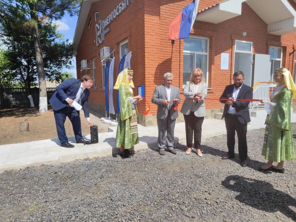 Николай Михайлов: 14 августа вместе с Председателем Старобешевского муниципального совета Дмитрием Блиновым и заместителем генерального директора ООО «Энергосбыт Донецк» Дианой Орловой торжественно открыли Центр обслуживания... Николай Михайлов: 14 августа вместе с Председателем Старобешевского муниципального совета Дмитрием Блиновым и заместителем генерального директора ООО «Энергосбыт Донецк» Дианой Орловой торжественно открыли Центр обслуживания...