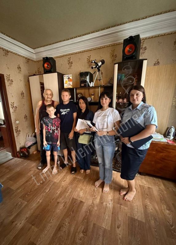 Сегодня сотрудники отдела опеки и попечительства № 8 администрации городского округа Донецк совместно с УМВД России «Донецкое» и отделом по работе с семьей и детьми филиала № 6 «Республиканский центр по предоставлению мер... Сегодня сотрудники отдела опеки и попечительства № 8 администрации городского округа Донецк совместно с УМВД России «Донецкое» и отделом по работе с семьей и детьми филиала № 6 «Республиканский центр по предоставлению мер...