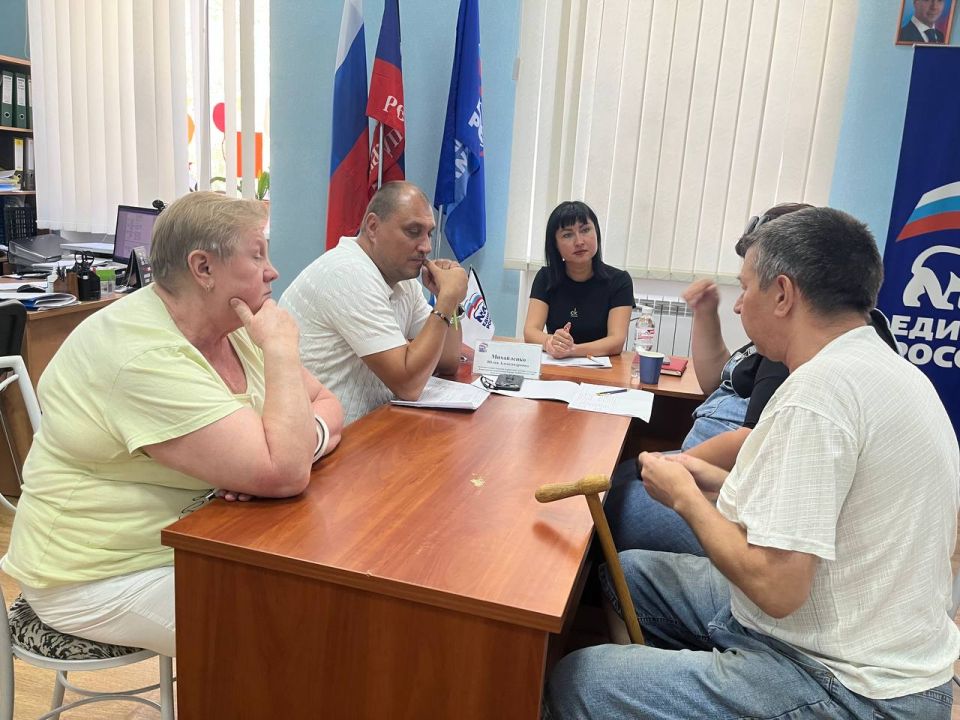 Сегодня заместитель главы Администрации муниципального образования городского округа Харцызск Юлия Михайленко провела прием граждан в общественной приемной партии «Единая Россия» Сегодня заместитель главы Администрации муниципального образования городского округа Харцызск Юлия Михайленко провела прием граждан в общественной приемной партии «Единая Россия»