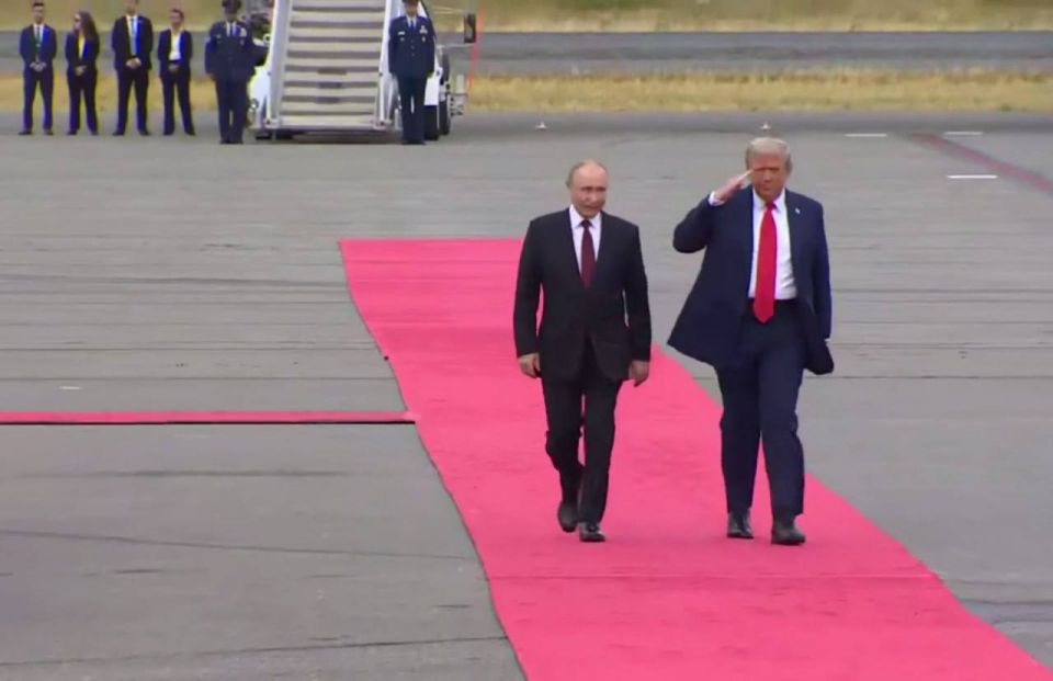Аляска 2025 начало: Путин и Трамп одновременно спускаются по трапам из своих самолетов Аляска 2025 начало: Путин и Трамп одновременно спускаются по трапам из своих самолетов