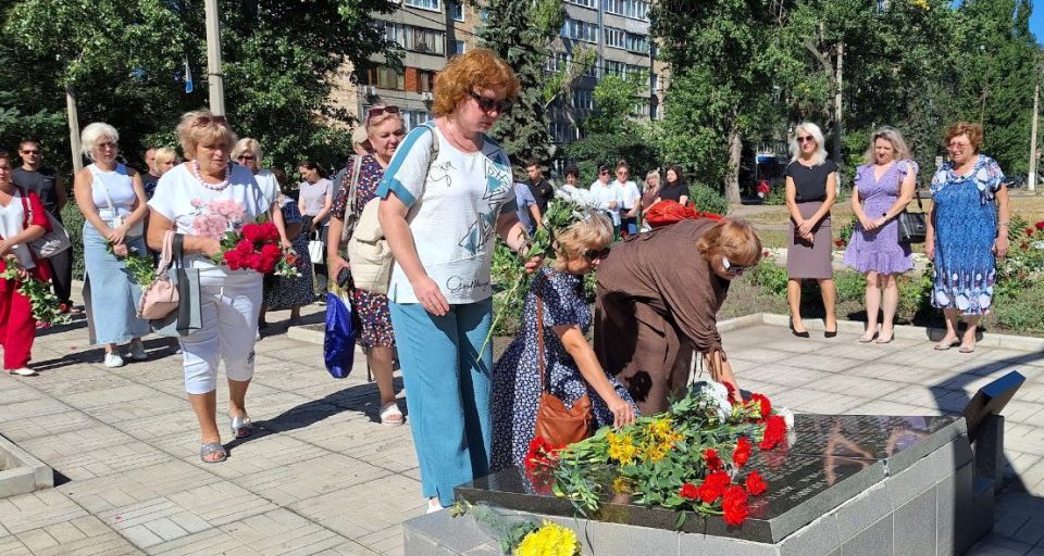 15 августа в преддверии трагической даты, в Советском внутригородском районе городского округа Макеевка, в рамках партийного проекта Единой России «Историческая память» состоялось возложение цветов к народному мемориалу -... 15 августа в преддверии трагической даты, в Советском внутригородском районе городского округа Макеевка, в рамках партийного проекта Единой России «Историческая память» состоялось возложение цветов к народному мемориалу -...