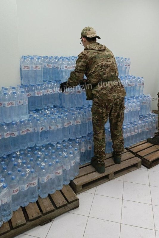 Алексей Кулемзин: В период трудностей с водоснабжением жители Донбасса снова показали своё единство: активисты Народного фронта доставили 6 тонн питьевой воды в Кировский район Алексей Кулемзин: В период трудностей с водоснабжением жители Донбасса снова показали своё единство: активисты Народного фронта доставили 6 тонн питьевой воды в Кировский район