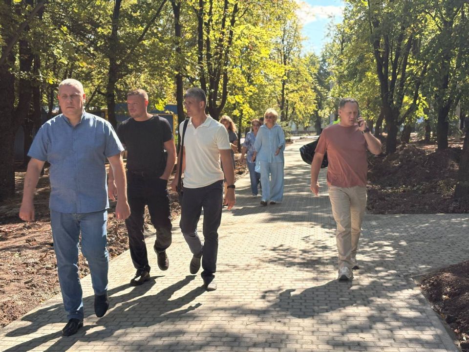 Александр Пеняев: Сегодня, 15 августа, совместно с депутатами Ясиноватского муниципального совета мы провели мониторинг хода реконструкции парка "Машиностроителей" Александр Пеняев: Сегодня, 15 августа, совместно с депутатами Ясиноватского муниципального совета мы провели мониторинг хода реконструкции парка "Машиностроителей"