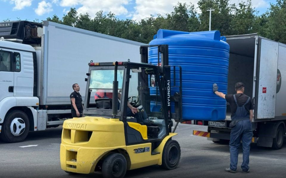 Макеевка получила 16 резервуаров объёмом 5 тонн для технической воды от "Народного фронта" Макеевка получила 16 резервуаров объёмом 5 тонн для технической воды от "Народного фронта"