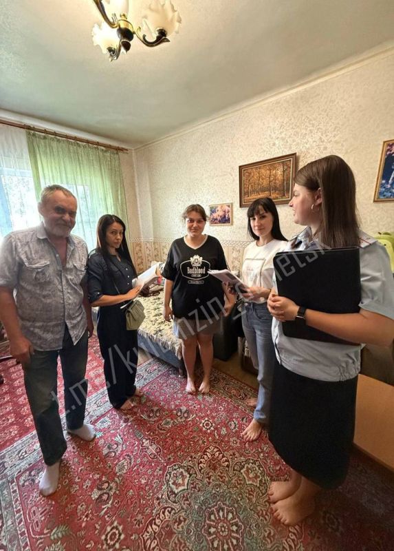 Сегодня сотрудники отдела опеки и попечительства № 8 администрации городского округа Донецк совместно с УМВД России «Донецкое» и отделом по работе с семьей и детьми филиала № 6 «Республиканский центр по предоставлению мер... Сегодня сотрудники отдела опеки и попечительства № 8 администрации городского округа Донецк совместно с УМВД России «Донецкое» и отделом по работе с семьей и детьми филиала № 6 «Республиканский центр по предоставлению мер...
