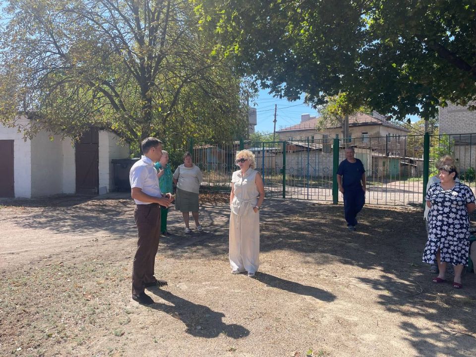 Депутат Денис Машков в соответствии с поручением Главы ДНР Дениса Пушилина вместе с главой пгт Мирное Светланой Тимашевой провел встречу с коллективом детского сада пгт Мирное Тельмановского муниципального округа Депутат Денис Машков в соответствии с поручением Главы ДНР Дениса Пушилина вместе с главой пгт Мирное Светланой Тимашевой провел встречу с коллективом детского сада пгт Мирное Тельмановского муниципального округа