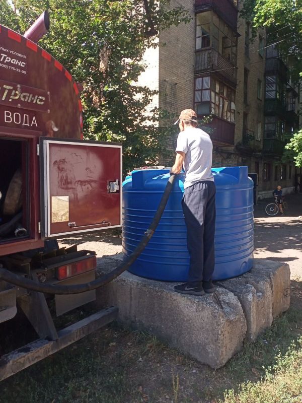 Сергей Желновач: В связи со сложной ситуацией водоснабжения на территории города Дебальцево, администрацией городского округа были установлены емкости в микрорайонах города Сергей Желновач: В связи со сложной ситуацией водоснабжения на территории города Дебальцево, администрацией городского округа были установлены емкости в микрорайонах города