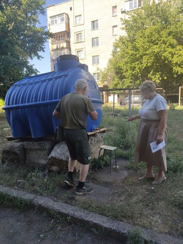 Во исполнение поручения Главы Донецкой Народной Республики Дениса Владимировича Пушилина о ведении постоянного диалога с жителями республики, депутат Дебальцевского городского совета Наталья Косякова проводит опрос жителей... Во исполнение поручения Главы Донецкой Народной Республики Дениса Владимировича Пушилина о ведении постоянного диалога с жителями республики, депутат Дебальцевского городского совета Наталья Косякова проводит опрос жителей...