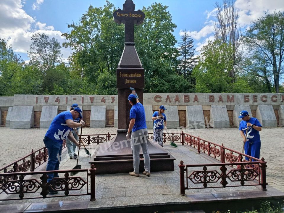 «Чистый обелиск». Сегодня, в рамках проекта партии «Единая Россия» «Историческая память» состоялась традиционная патриотическая акция «Чистый обелиск». Сотрудники Управы Калининского района администрации Донецк выполнили... «Чистый обелиск». Сегодня, в рамках проекта партии «Единая Россия» «Историческая память» состоялась традиционная патриотическая акция «Чистый обелиск». Сотрудники Управы Калининского района администрации Донецк выполнили...