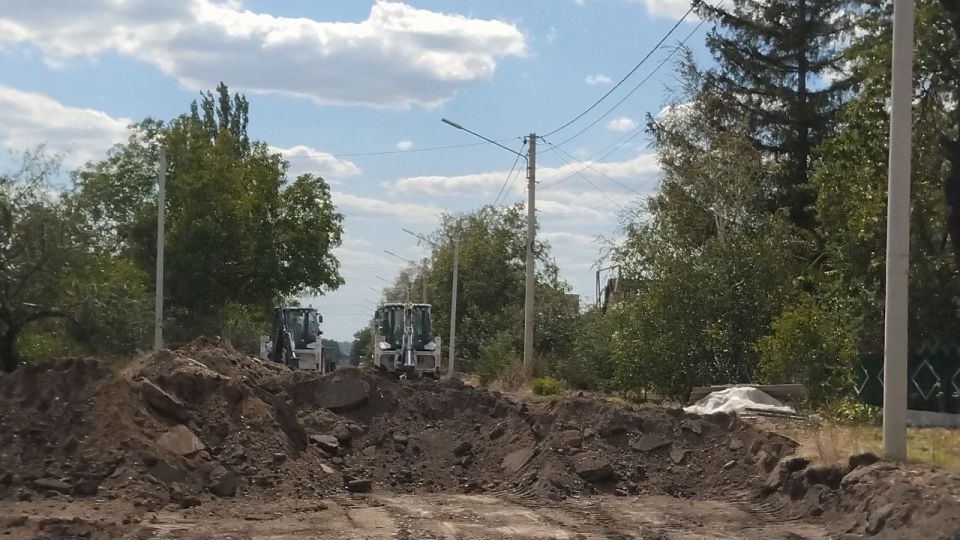Работы на ул. Донецкой в Волновахе идут согласно графику Работы на ул. Донецкой в Волновахе идут согласно графику