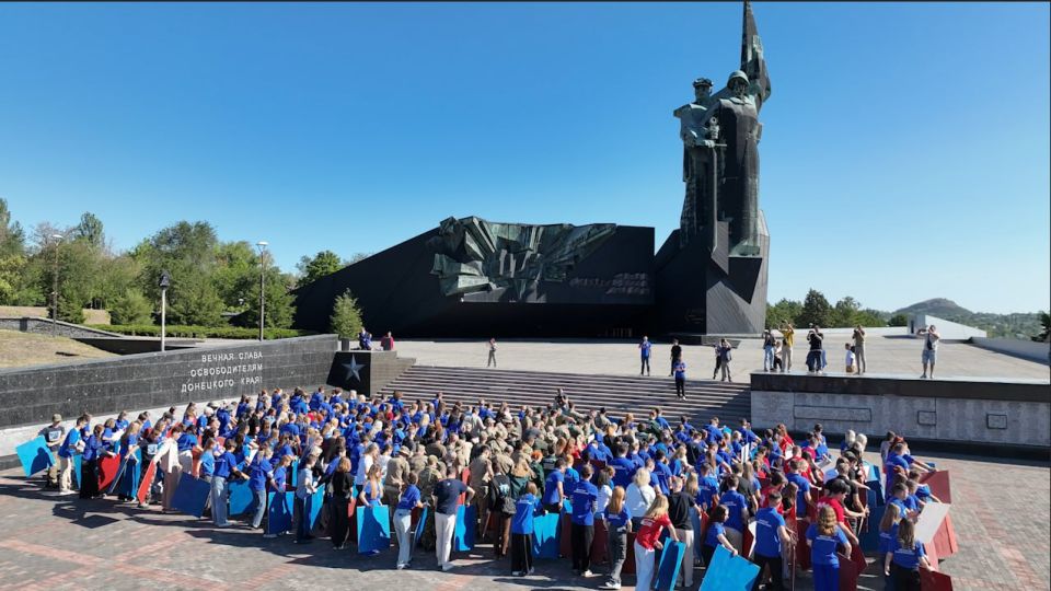 В честь дружбы и Дня освобождения: в ДНР развернули флаги России и Северной Кореи В честь дружбы и Дня освобождения: в ДНР развернули флаги России и Северной Кореи