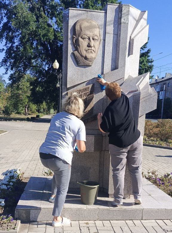Сегодня,15 августа, в Центрально-Городском районе в рамках партийных проектов Единой России «Историческая память» и «Городская среда» состоялась акция «Чистый обелиск» Сегодня,15 августа, в Центрально-Городском районе в рамках партийных проектов Единой России «Историческая память» и «Городская среда» состоялась акция «Чистый обелиск»