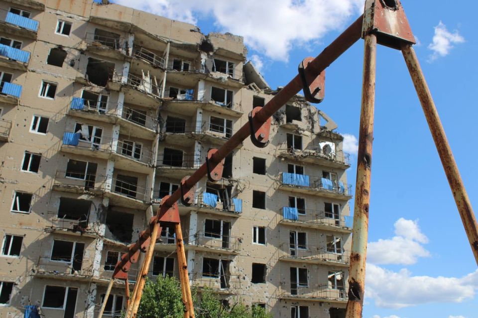 «Широкая дорога домой»: сотрудники МЧС России по ДНР разминируют освобожденную Красногоровку «Широкая дорога домой»: сотрудники МЧС России по ДНР разминируют освобожденную Красногоровку
