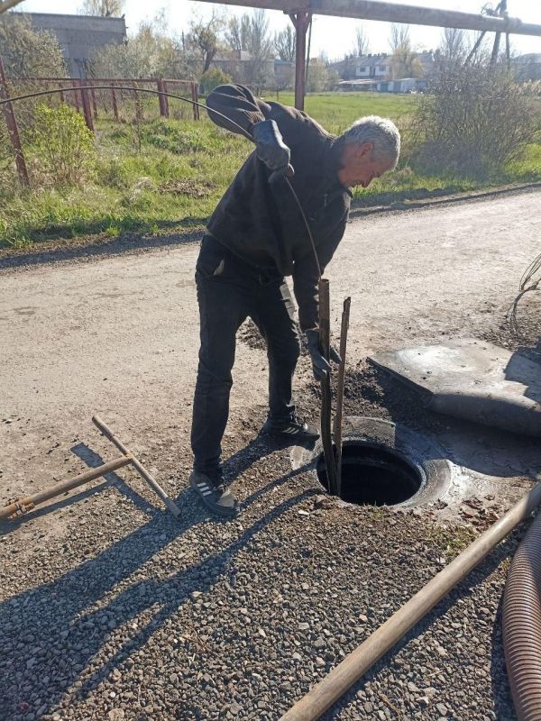Аварийщики Бурятии продолжает устранять неполадки на сетях водоснабжения в поселке Старобешево Аварийщики Бурятии продолжает устранять неполадки на сетях водоснабжения в поселке Старобешево