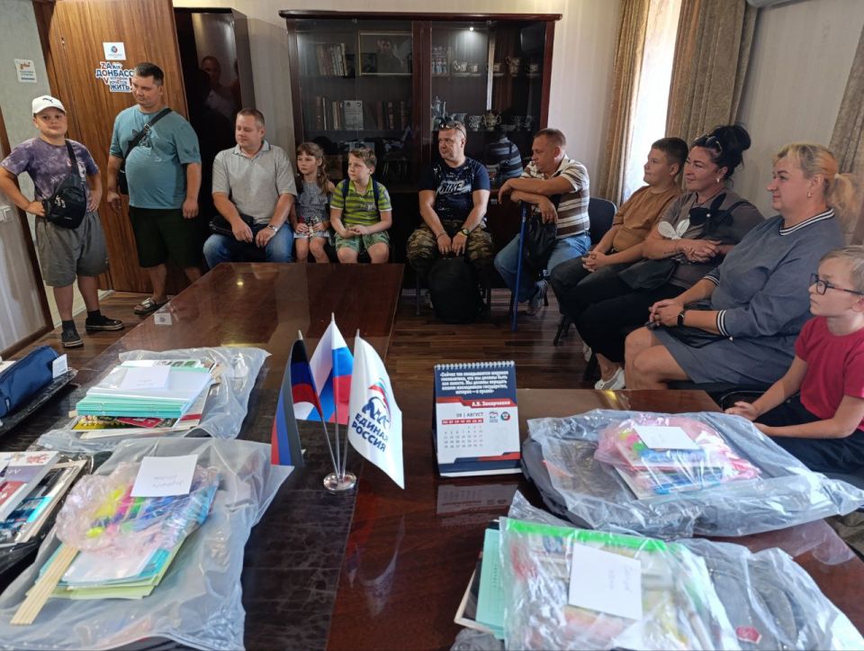 В Торезе продолжается акция "Собери ребенка в школу", призванная оказать помощь семьям в преддверии нового учебного года В Торезе продолжается акция "Собери ребенка в школу", призванная оказать помощь семьям в преддверии нового учебного года