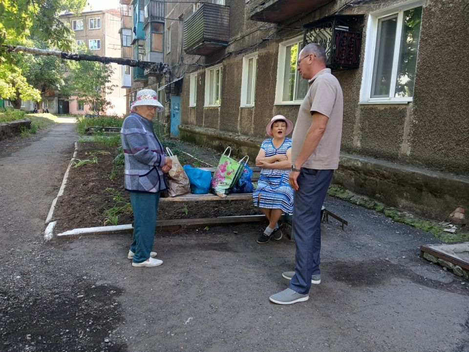 Во исполнение поручения Главы Донецкой Народной Республики Дениса Владимировича Пушилина о ведении постоянного диалога с жителями республики, депутат Дебальцевского городского совета Сергей Кириченко встретился с жителями... Во исполнение поручения Главы Донецкой Народной Республики Дениса Владимировича Пушилина о ведении постоянного диалога с жителями республики, депутат Дебальцевского городского совета Сергей Кириченко встретился с жителями...