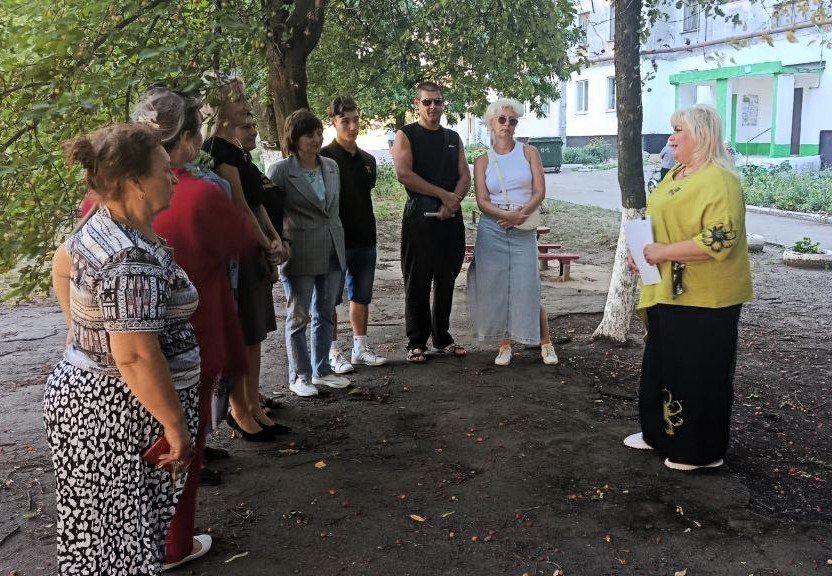15 августа депутат Макеевского городского совета Донецкой Народной Республики Оксана Бевцык провела встречи с жителями возле домов 10, 11 микрорайона Магистральный 15 августа депутат Макеевского городского совета Донецкой Народной Республики Оксана Бевцык провела встречи с жителями возле домов 10, 11 микрорайона Магистральный