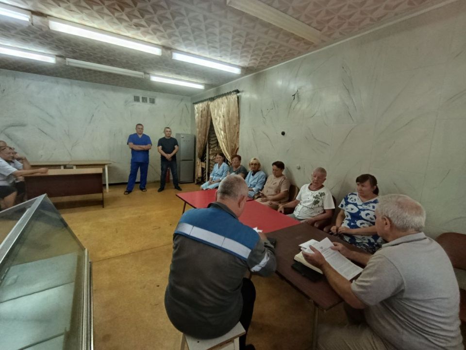 Глава муниципального образования Старобешевский муниципальный округ Николай Михайлов совместно с начальником ЖКО Николаем Тыриковым посетили спортивный комплекс "Энергетик" им. В.А. Шевченко, где состоялось обсуждение... Глава муниципального образования Старобешевский муниципальный округ Николай Михайлов совместно с начальником ЖКО Николаем Тыриковым посетили спортивный комплекс "Энергетик" им. В.А. Шевченко, где состоялось обсуждение...