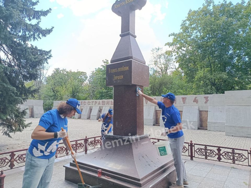 «Чистый обелиск». Сегодня, в рамках проекта партии «Единая Россия» «Историческая память» состоялась традиционная патриотическая акция «Чистый обелиск». Сотрудники Управы Калининского района администрации Донецк выполнили... «Чистый обелиск». Сегодня, в рамках проекта партии «Единая Россия» «Историческая память» состоялась традиционная патриотическая акция «Чистый обелиск». Сотрудники Управы Калининского района администрации Донецк выполнили...