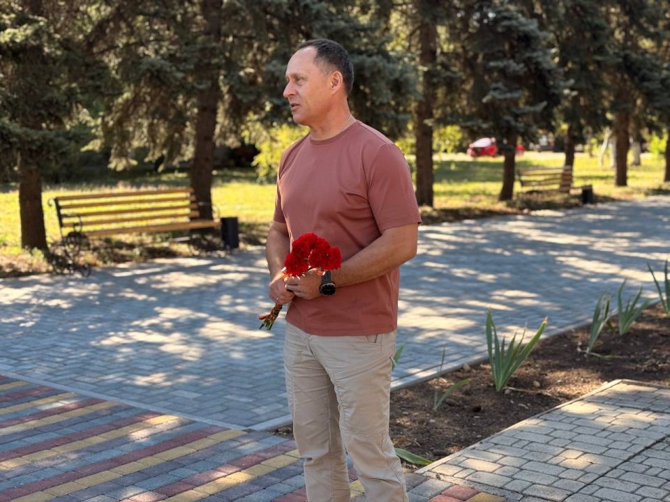 Александр Пеняев: Сегодня мы возложили цветы к стеле памятного знака «Ясиноватая – Город воинской славы» Александр Пеняев: Сегодня мы возложили цветы к стеле памятного знака «Ясиноватая – Город воинской славы»