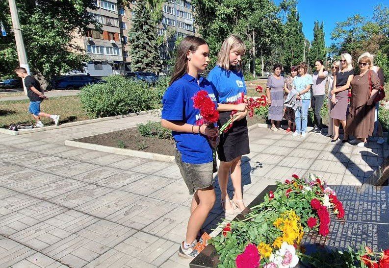 15 августа в преддверии трагической даты, в Советском внутригородском районе городского округа Макеевка, в рамках партийного проекта Единой России «Историческая память» состоялось возложение цветов к народному мемориалу -... 15 августа в преддверии трагической даты, в Советском внутригородском районе городского округа Макеевка, в рамках партийного проекта Единой России «Историческая память» состоялось возложение цветов к народному мемориалу -...