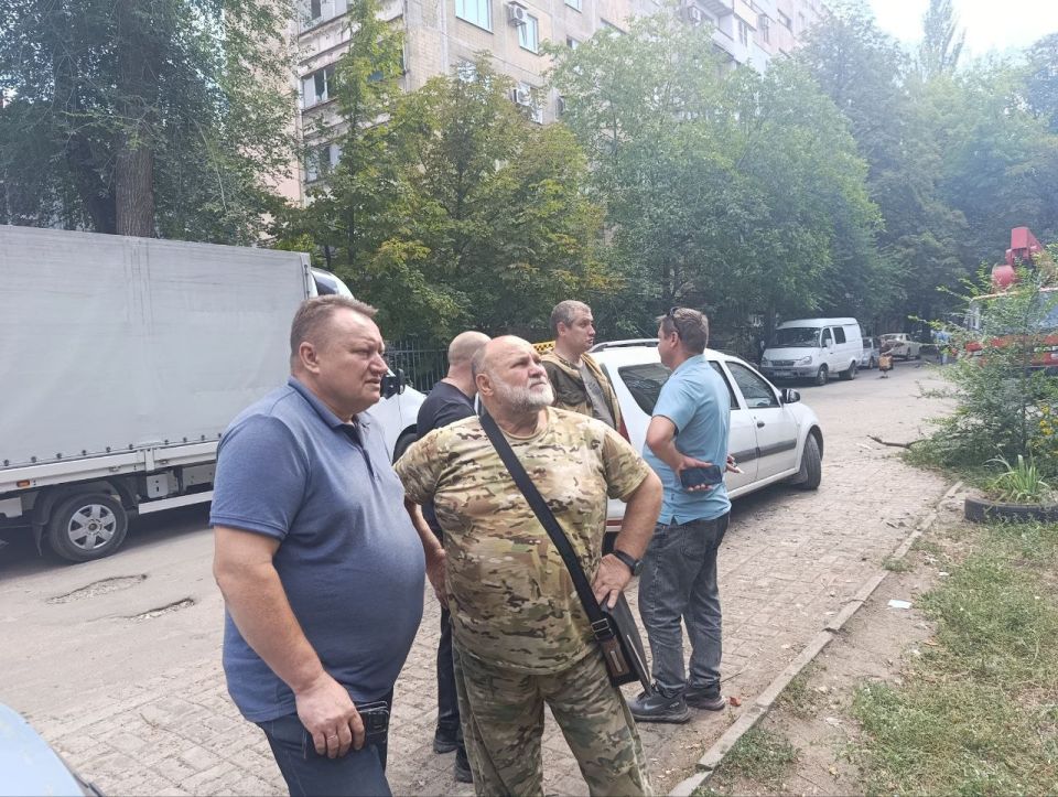16 августа депутат Народного Совета Донецкой Народной Республики Юрий Викторович Сивоконенко посетил место вчерашнего вечернего обстрела укрофашистами Киевского района города Донецка 16 августа депутат Народного Совета Донецкой Народной Республики Юрий Викторович Сивоконенко посетил место вчерашнего вечернего обстрела укрофашистами Киевского района города Донецка