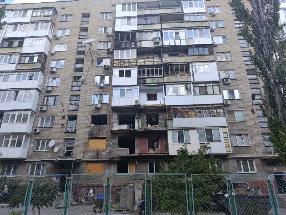 16 августа депутат Народного Совета Донецкой Народной Республики Юрий Викторович Сивоконенко посетил место вчерашнего вечернего обстрела укрофашистами Киевского района города Донецка 16 августа депутат Народного Совета Донецкой Народной Республики Юрий Викторович Сивоконенко посетил место вчерашнего вечернего обстрела укрофашистами Киевского района города Донецка