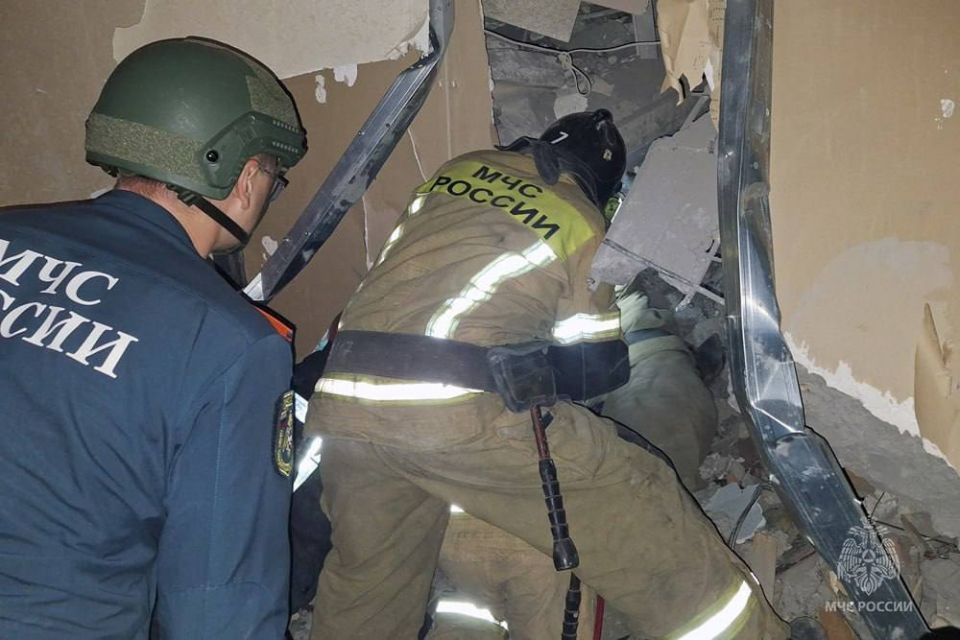 В Донецке сотрудники МЧС России спасли девушку из-под завалов В Донецке сотрудники МЧС России спасли девушку из-под завалов