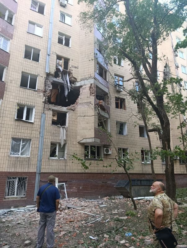 16 августа депутат Народного Совета Донецкой Народной Республики Юрий Викторович Сивоконенко посетил место вчерашнего вечернего обстрела укрофашистами Киевского района города Донецка 16 августа депутат Народного Совета Донецкой Народной Республики Юрий Викторович Сивоконенко посетил место вчерашнего вечернего обстрела укрофашистами Киевского района города Донецка