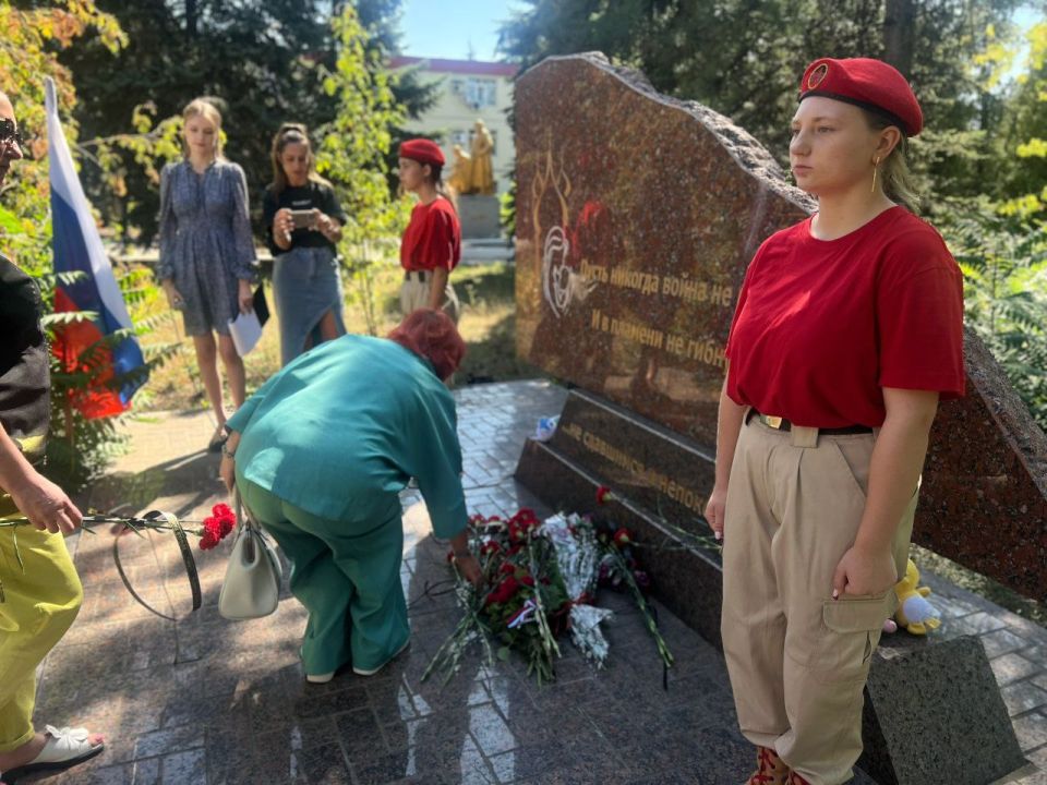 15 августа 2025 года юнармейцы ВПК «Пересвет» заступили на Пост № 1 и приняли участие в памятном мероприятии, посвящённом одиннадцатой годовщине первого обстрела города Ждановка украинскими силовиками 15 августа 2025 года юнармейцы ВПК «Пересвет» заступили на Пост № 1 и приняли участие в памятном мероприятии, посвящённом одиннадцатой годовщине первого обстрела города Ждановка украинскими силовиками