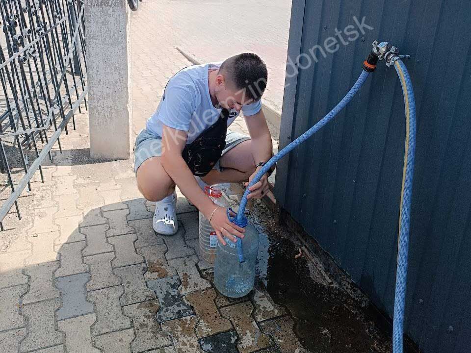 Донецк не без добрых людей: автомойки делятся с жителями города технической водой Донецк не без добрых людей: автомойки делятся с жителями города технической водой