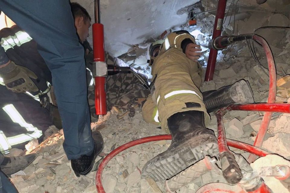 В Донецке сотрудники МЧС России спасли девушку из-под завалов В Донецке сотрудники МЧС России спасли девушку из-под завалов