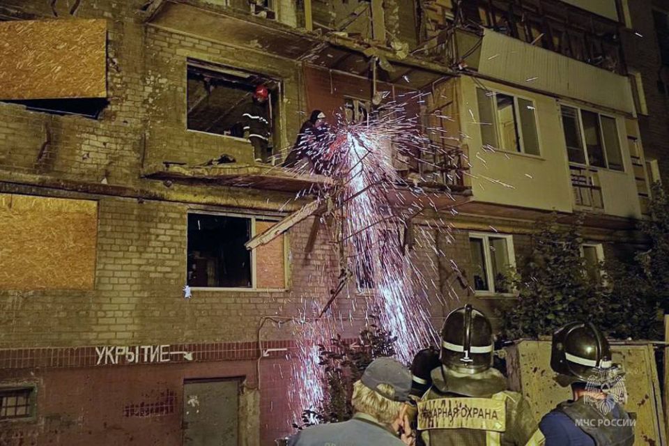 В Донецке сотрудники МЧС России спасли девушку из-под завалов В Донецке сотрудники МЧС России спасли девушку из-под завалов