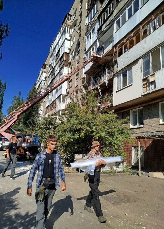 В Киевском районе Донецка ликвидируют последствия обстрела ВСУ В Киевском районе Донецка ликвидируют последствия обстрела ВСУ
